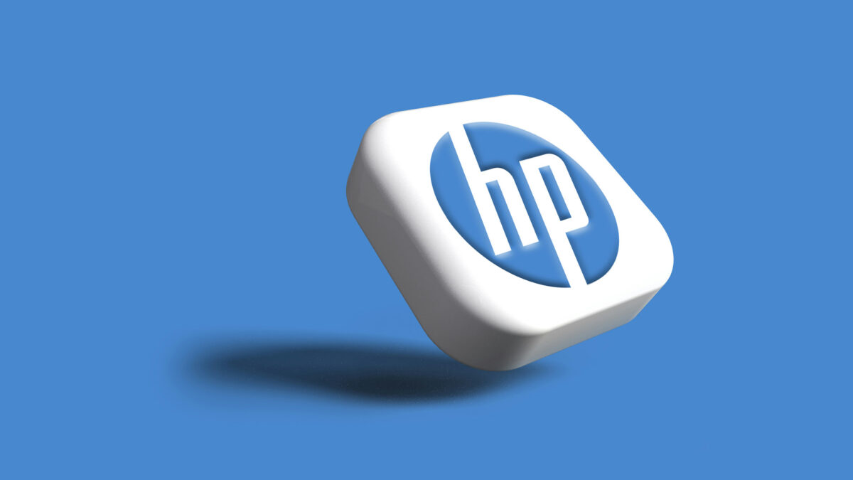 Logo HP en relief sur une icône blanche en 3D sur fond bleu, pour les ordinateurs tout-en-un HP dédiés à l'IA