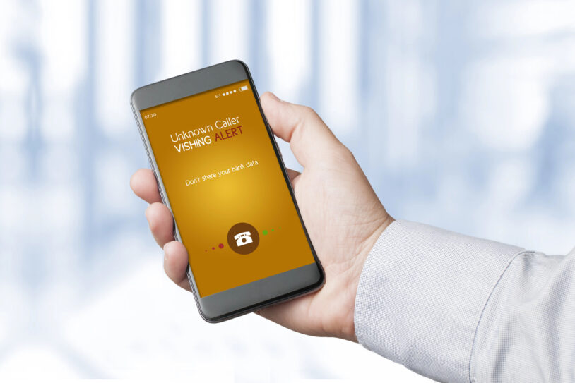 Smartphone recevant un appel inconnu signalé comme tentative de vishing, avec une alerte sur les données bancaires