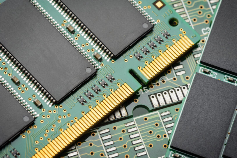 Gros plan sur des barrettes de mémoire vive DRAM et leurs puces, composant en pénurie qui fait grimper le prix des consoles
