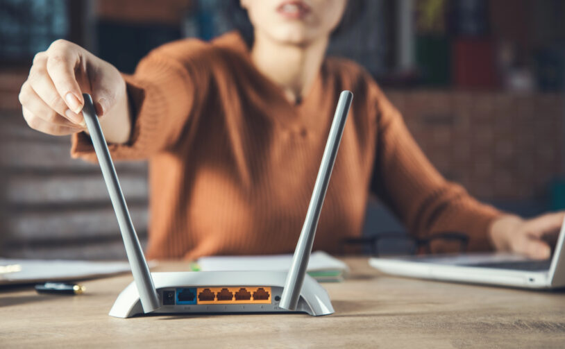Routeur Wi-Fi domestique et ses antennes, appareil visé par les obligations du Cyber Resilience Act