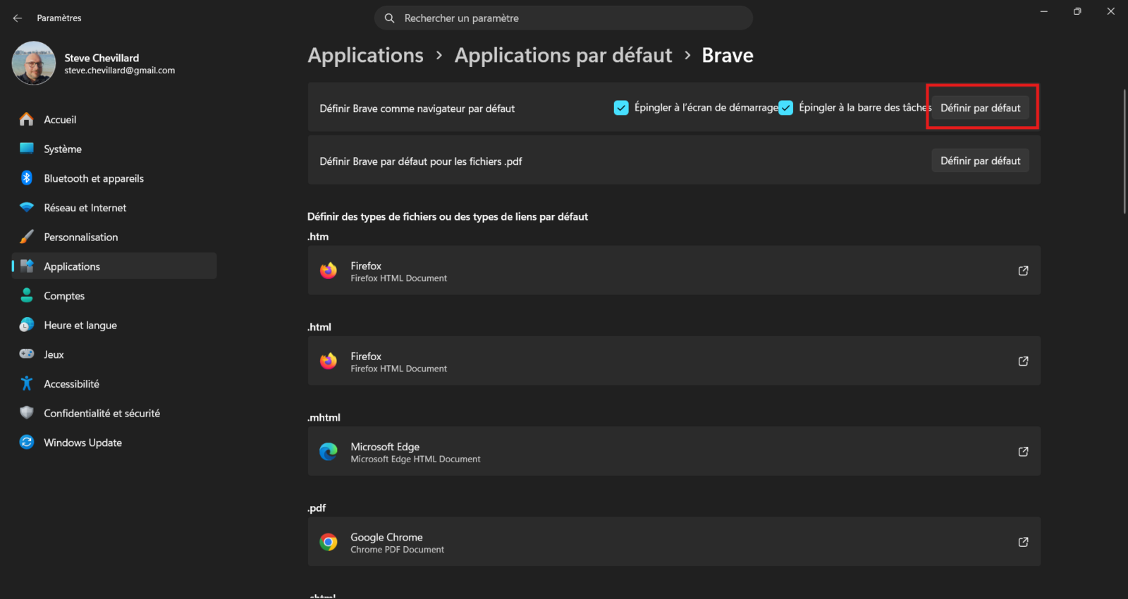 Fiche du navigateur Brave dans Windows 11 avec le bouton Définir par défaut encadré et la ligne dédiée aux fichiers .pdf