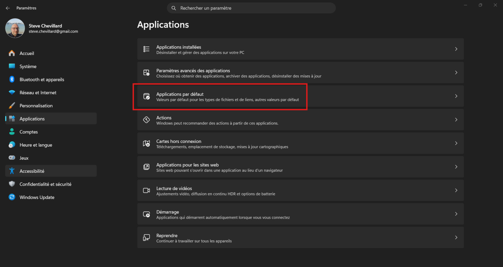 Paramètres de Windows 11 ouverts sur Applications, avec la ligne Applications par défaut encadrée en rouge