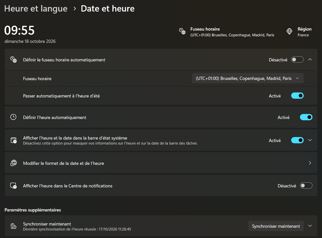 Page Date et heure des Paramètres de Windows 11 avec les options Définir le fuseau horaire automatiquement, Passer automatiquement à l'heure d'été et Définir l'heure automatiquement