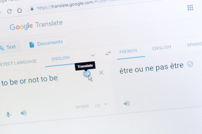 Écran de Google Traduction traduisant une expression de l'anglais vers le français