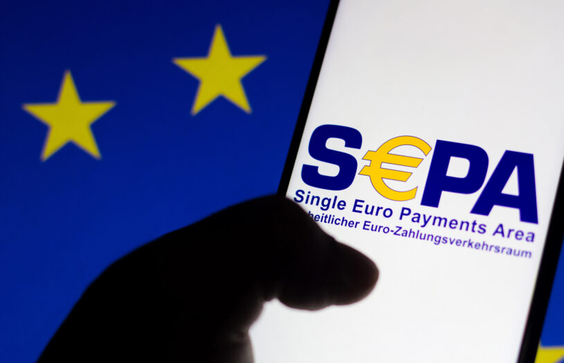 Smartphone affichant le logo SEPA devant le drapeau européen, cadre de la contestation d'un prélèvement