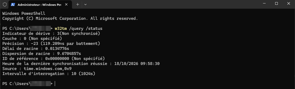 Résultat de la commande w32tm /query /status dans PowerShell en administrateur, avec la source time.windows.com et l'heure de la dernière synchronisation réussie